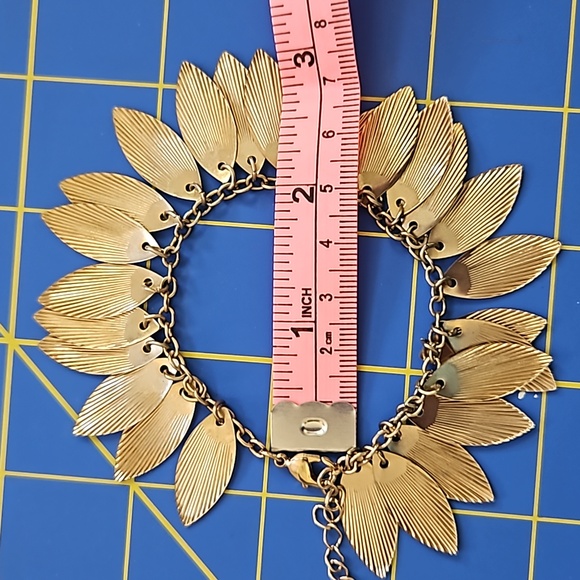 1/$5 or 3/$10 Vintage Gold-toned Feather/ Leaf Bracelet with lobster claw clasp. - Picture 6 of 8